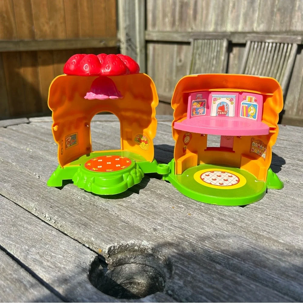 Vintage 80’s Strawberry Shortcake Toy House‎ with accessories 1981